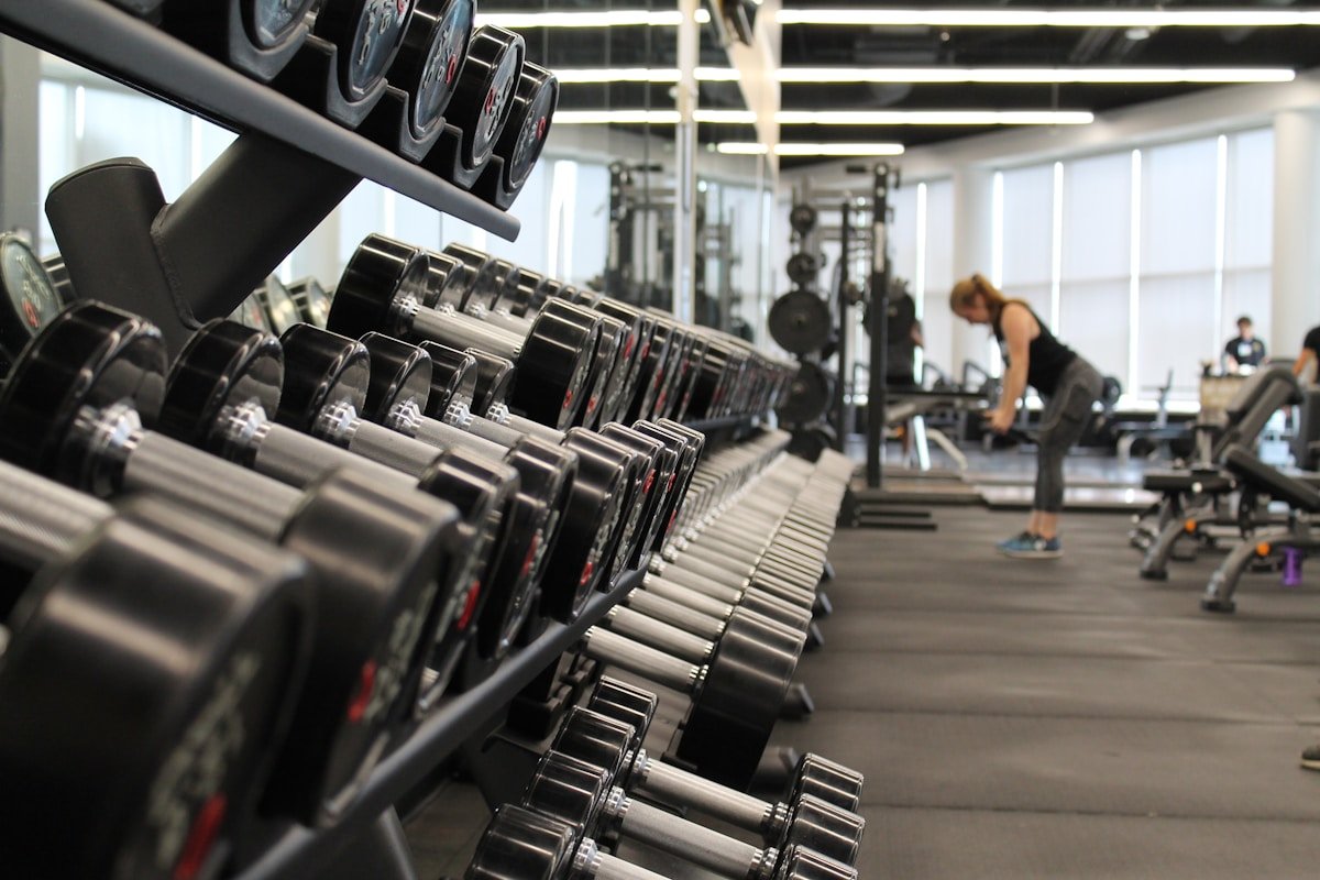 Atletas entrenando con intensidad en gimnasio
